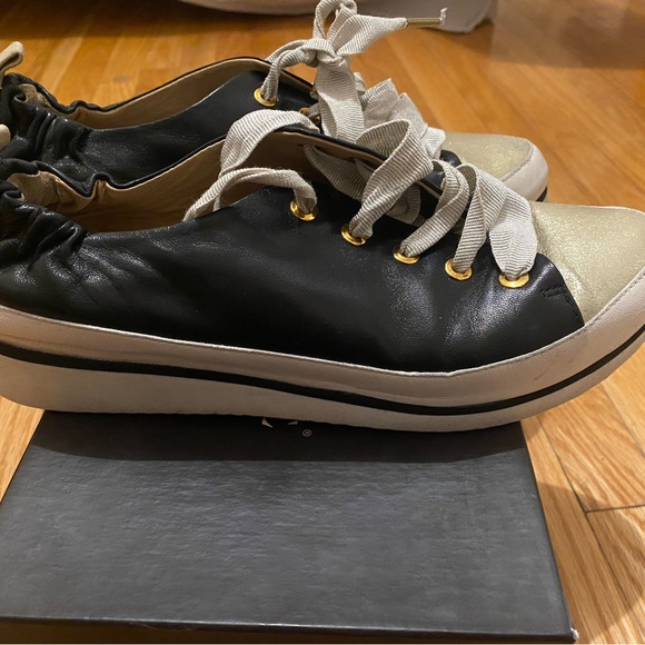 Comfortable shoe wore them three times. - Picture 2 of 5